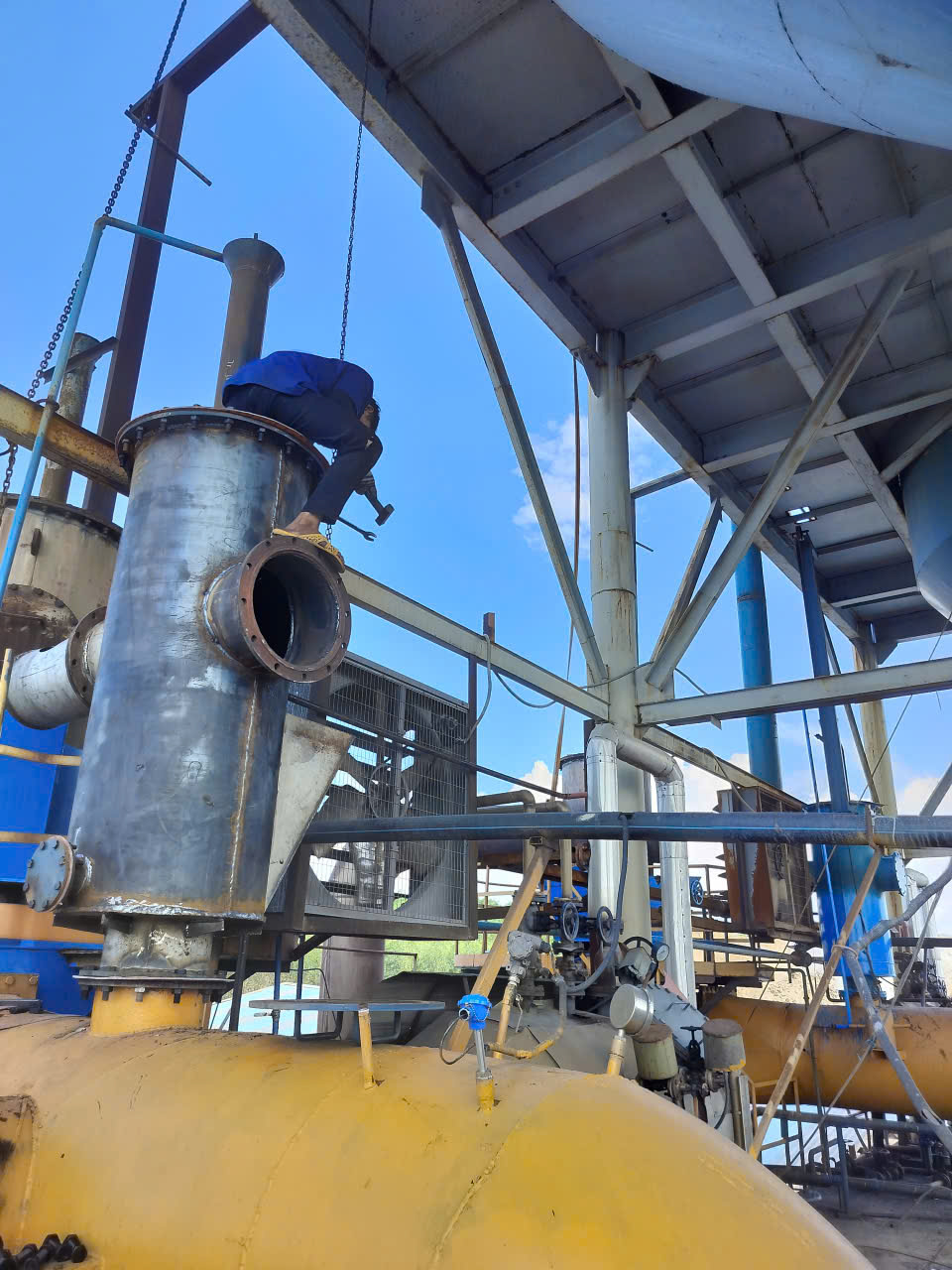 Người thợ thao tác trên hệ thống thiết bị cơ khí tại công trình