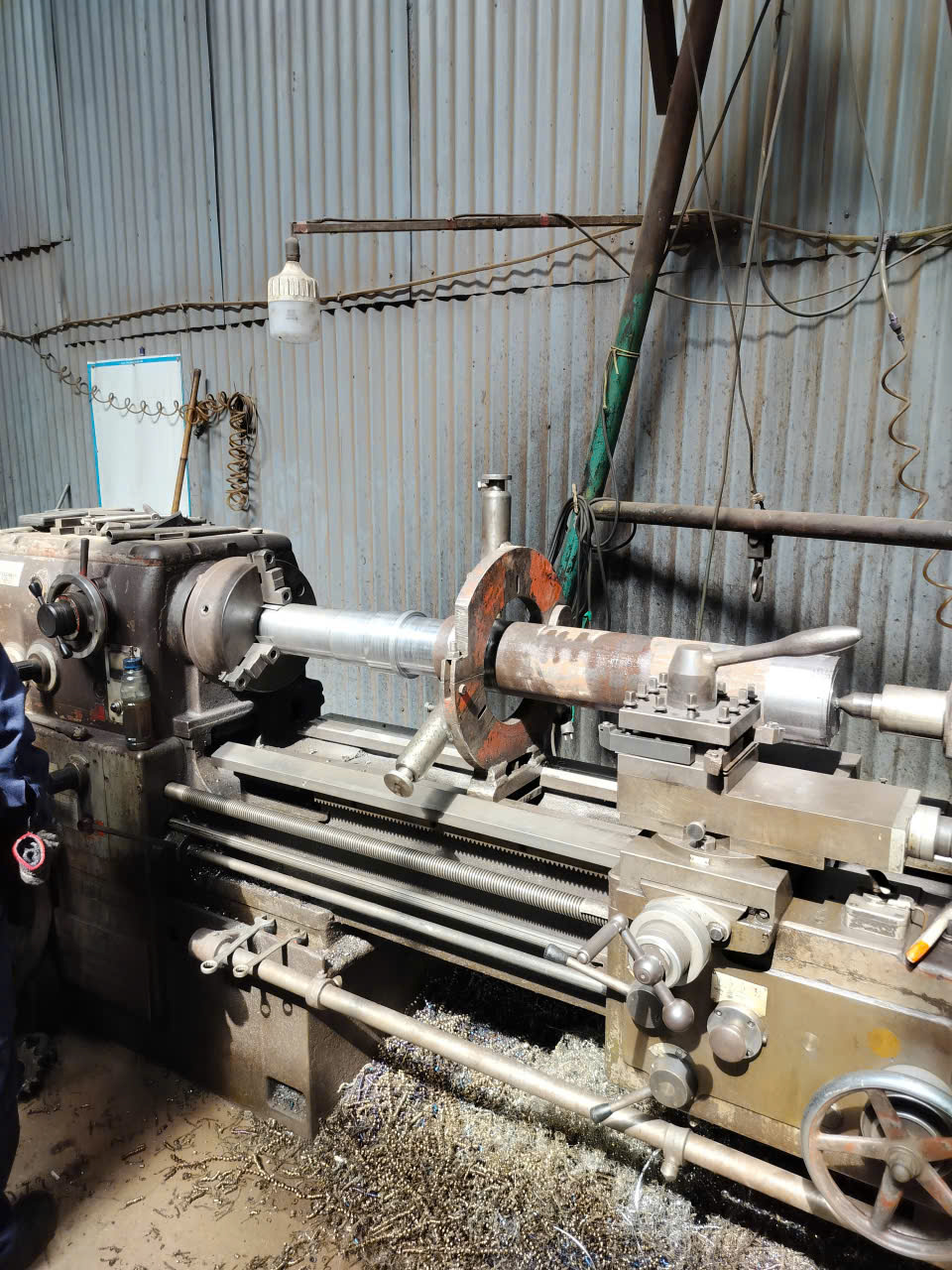 Máy tiện gia công chi tiết kim loại trong xưởng